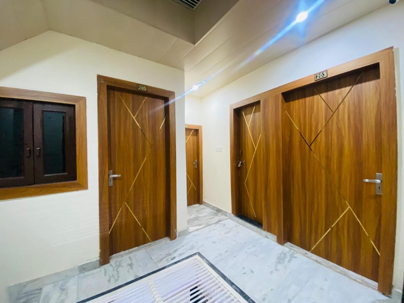 The Raman Palace- A Budget Hotel Mathura Exterior foto